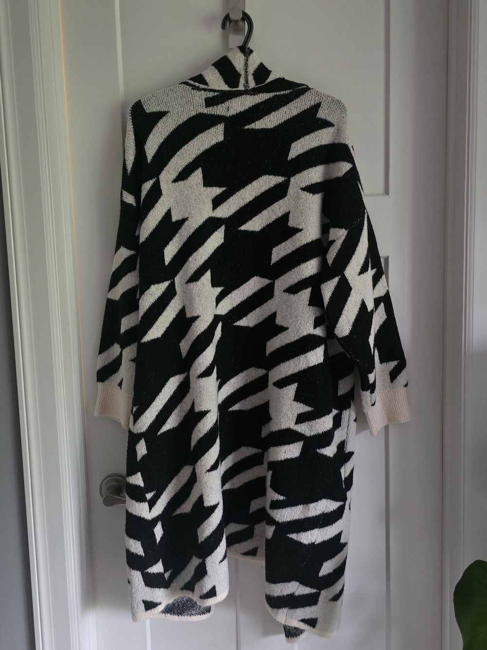Do Everything With Love Black & White Geometric Women’s Cardigan Sweater - Picture 4 of 4